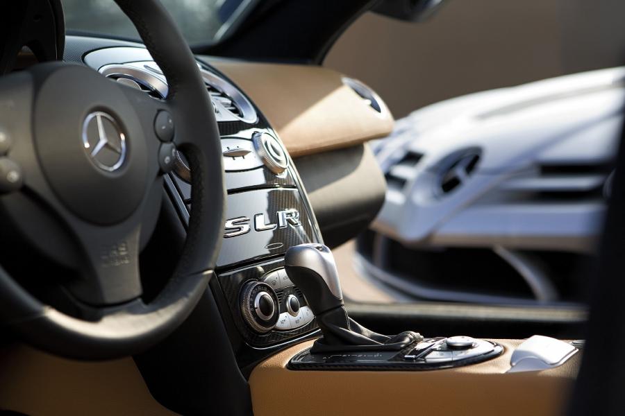 Детали интерьера Mercedes-Benz SLR McLaren Roadster (R199) 2007 года  (WW) (фото 137 из 156)